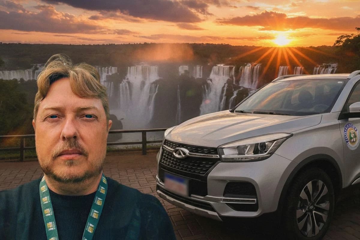 Passeios privativos em Foz do Iguaçu — Wanderlei, guia Cadastur, com SUV da frota COOTRAFOZ diante das Cataratas do Iguaçu ao pôr do sol