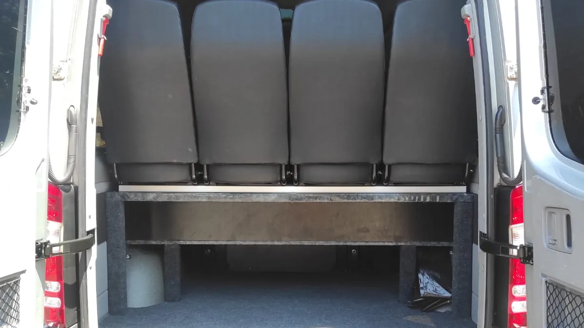 Bagageiro traseiro da van Sprinter aberto — espaço para malas de grupo de até 14 pessoas