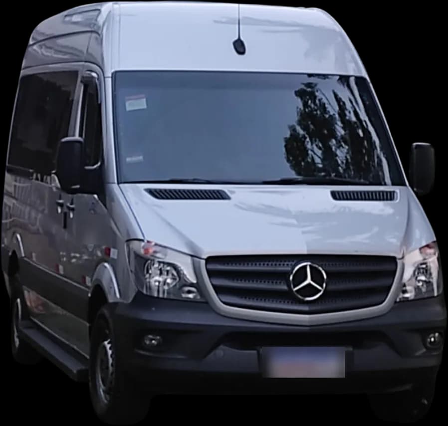Van Mercedes-Benz Sprinter prata da Passeios Cataratas, frente, para grupos de até 14 pessoas em Foz do Iguaçu