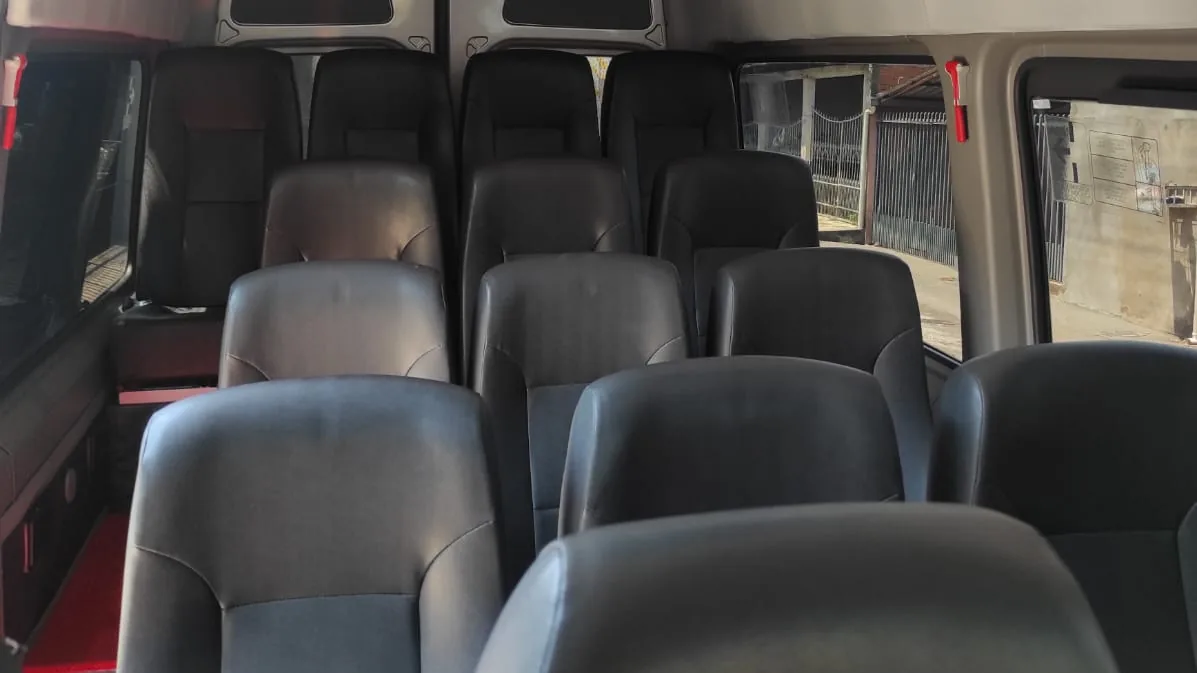 Interior da van Sprinter com 15 poltronas reclináveis e ar-condicionado para passeios em grupo em Foz do Iguaçu