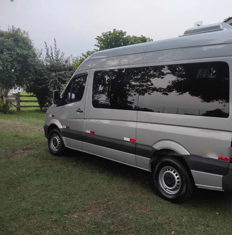 Lateral da van Sprinter com vidros escuros — transfer em grupo Foz do Iguaçu