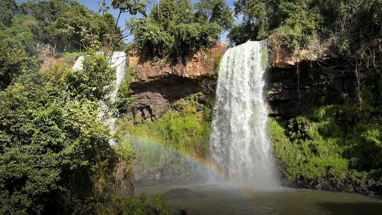 Circuito Inferior das Cataratas Argentinas com arco-íris sobre as quedas, foto do nosso acervo