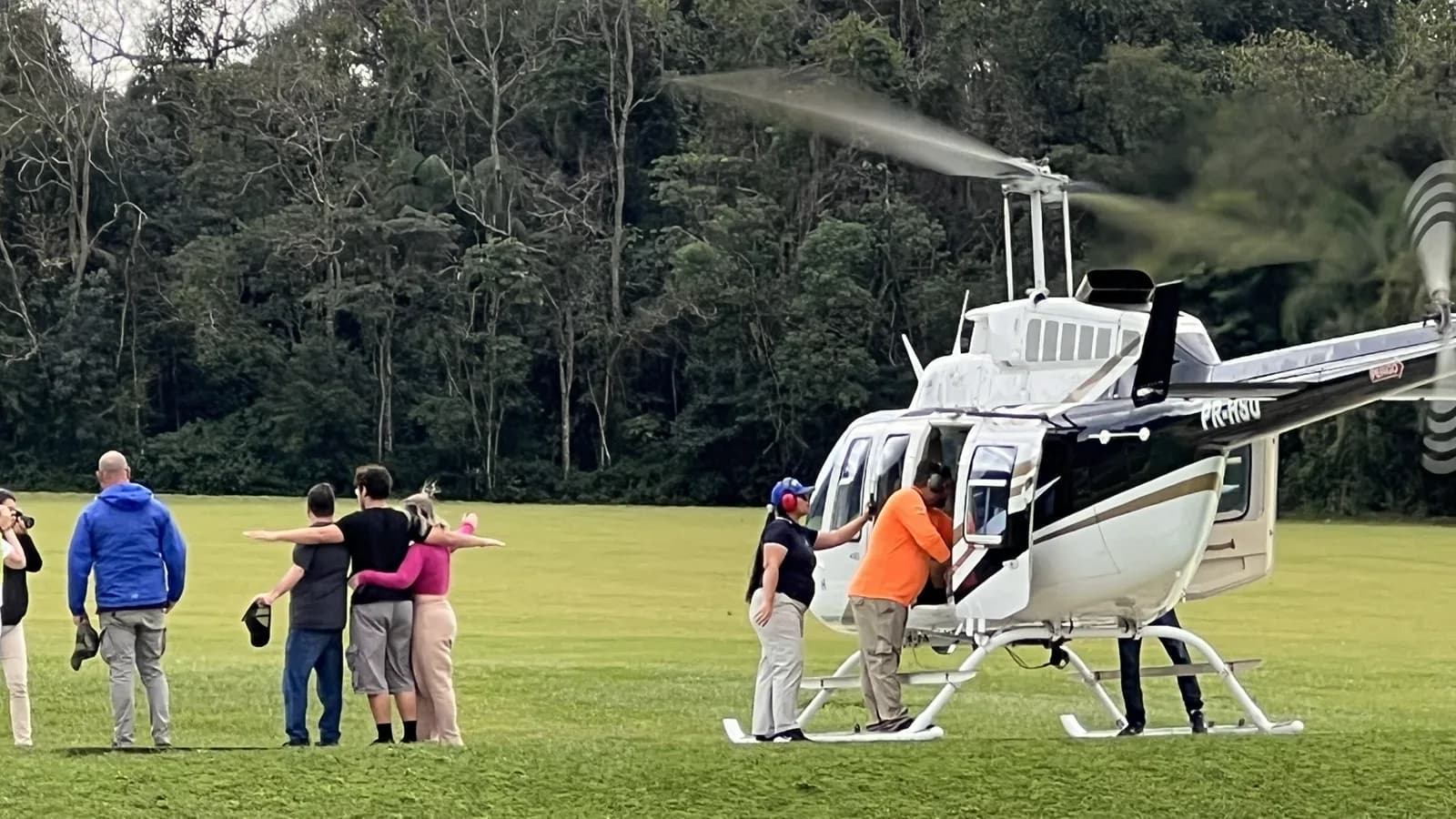 Clientes ao lado do helicóptero no heliponto, momentos antes do voo sobre as Cataratas