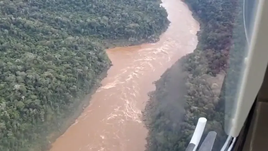 O Rio Iguaçu serpenteando pela floresta, visto da janela do helicóptero
