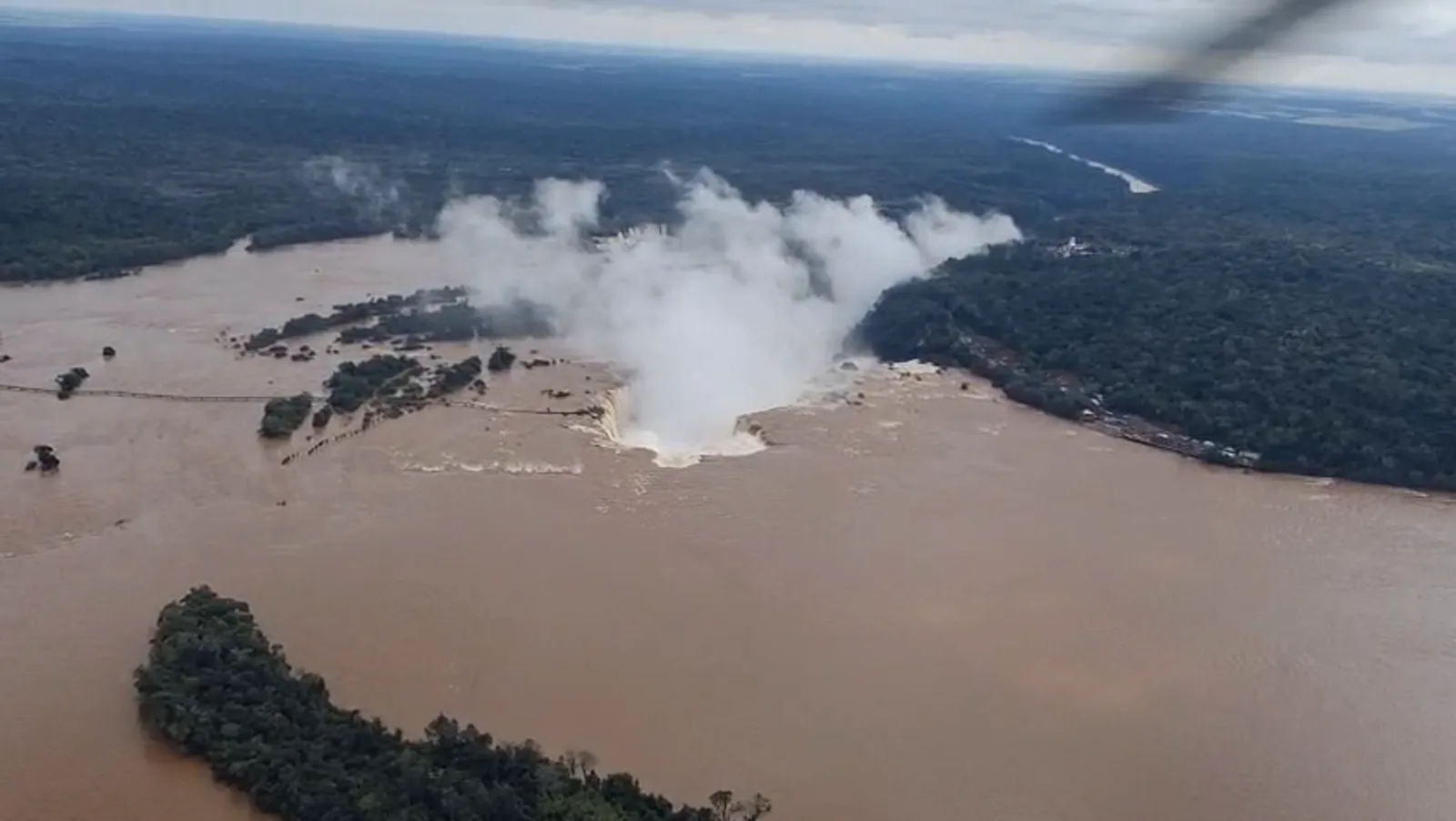 Vista aérea das Cataratas do Iguaçu a partir do helicóptero, com a névoa da Garganta do Diabo subindo