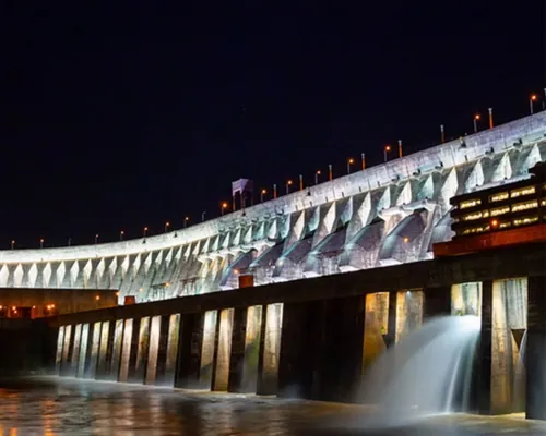 Itaipu Iluminada em Foz do Iguaçu — enquadramento 3