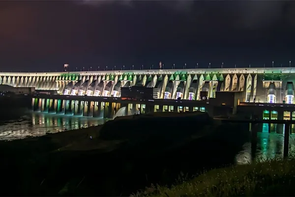 Itaipu Iluminada em Foz do Iguaçu — enquadramento 4