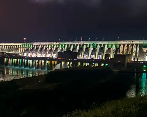 Itaipu Iluminada em Foz do Iguaçu — enquadramento 2